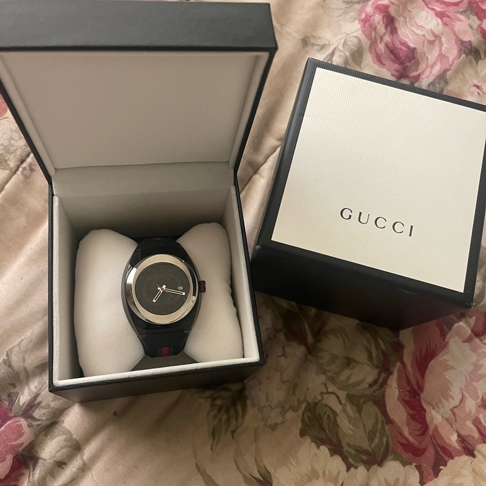 Gucci Black Luxury Watch with Leather Strap